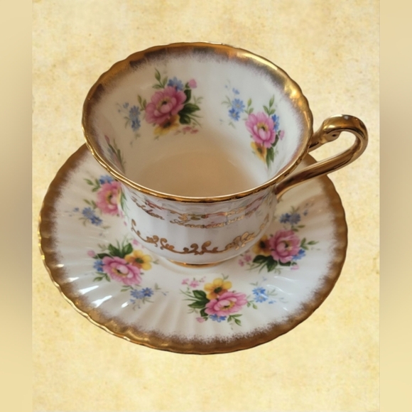 VINTAGE ROYAL VICTORIA FLORAL TEACUP & SAUCER GOLDEN ANNIVERSARY FINE BONE CHINA - Picture 9 of 9